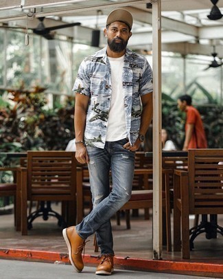 С чем носить голубую рубашку с принтом мужчине