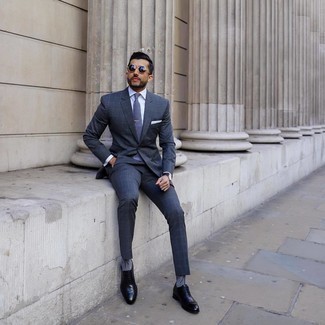 С чем носить голубые носки с принтом мужчине