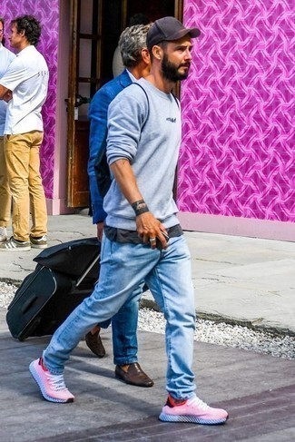 С чем носить голубой свитер с принтом мужчине