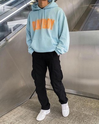 С чем носить голубой свитер с принтом мужчине