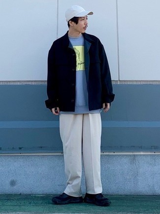 Как носить голубой свитшот с принтом с белыми брюками чинос