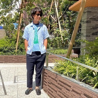 С чем носить голубую футболку с принтом мужчине