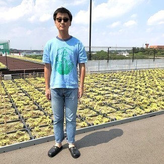С чем носить голубую футболку с принтом мужчине
