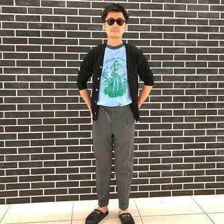 С чем носить голубую футболку с принтом мужчине