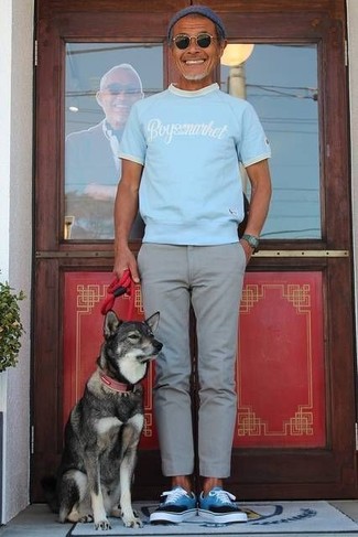 С чем носить голубую футболку с принтом мужчине