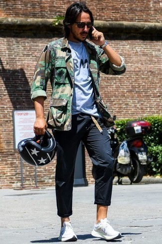 С чем носить голубую футболку с принтом мужчине