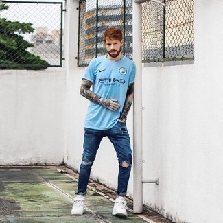 С чем носить голубую футболку с принтом мужчине