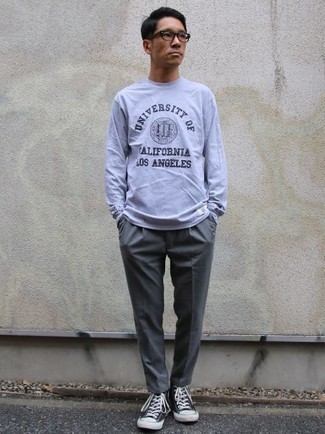 С чем носить голубую футболку с принтом мужчине