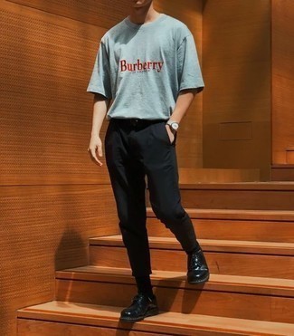 С чем носить голубую футболку с принтом мужчине