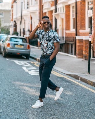 С чем носить голубую футболку с принтом мужчине