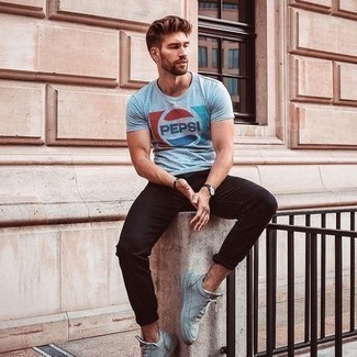 С чем носить голубую футболку с принтом мужчине