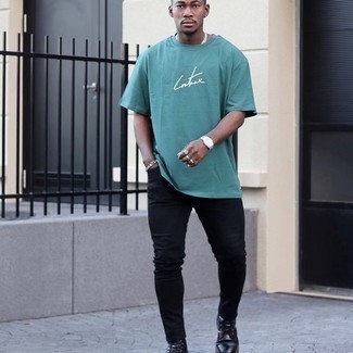 С чем носить голубую футболку с принтом мужчине