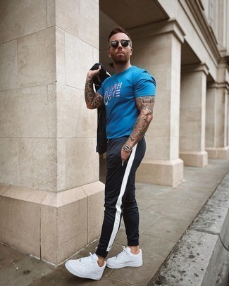 С чем носить голубую футболку с принтом мужчине