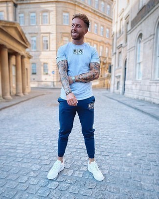 С чем носить голубую футболку с принтом мужчине