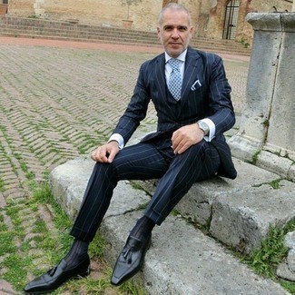 С чем носить голубой галстук с принтом мужчине