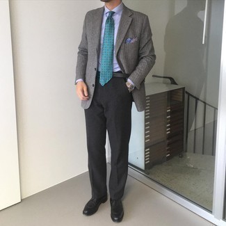 С чем носить голубой галстук с принтом мужчине