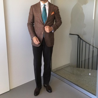 С чем носить голубой галстук с принтом мужчине