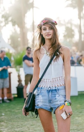 С чем носить голубые джинсовые рваные шорты женщине