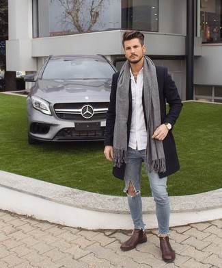 Как носить голубые рваные джинсы с синим длинным пальто