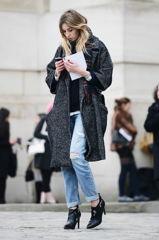 С чем носить голубые рваные джинсы женщине