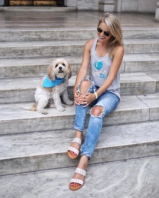 С чем носить голубые рваные джинсы женщине