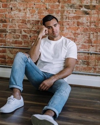 С чем носить голубые рваные джинсы мужчине