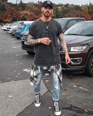 С чем носить голубые рваные джинсы мужчине