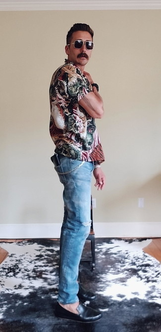 С чем носить голубые рваные джинсы мужчине