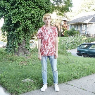 С чем носить голубые рваные джинсы мужчине