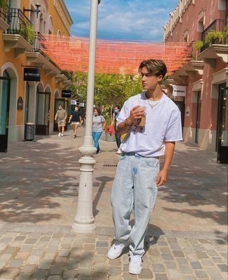 С чем носить голубые рваные джинсы мужчине