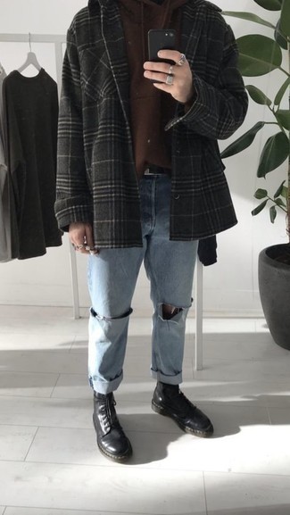 С чем носить голубые рваные джинсы мужчине