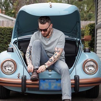 С чем носить голубые рваные джинсы мужчине