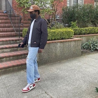 С чем носить голубые рваные джинсы мужчине