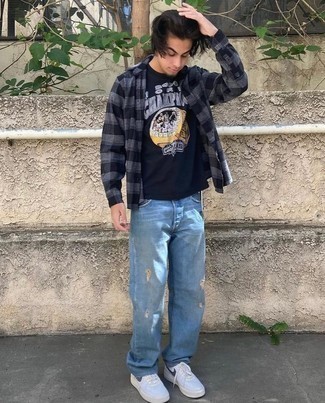 С чем носить голубые рваные джинсы мужчине