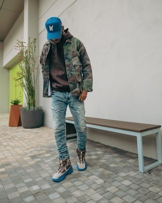 С чем носить голубые рваные джинсы мужчине