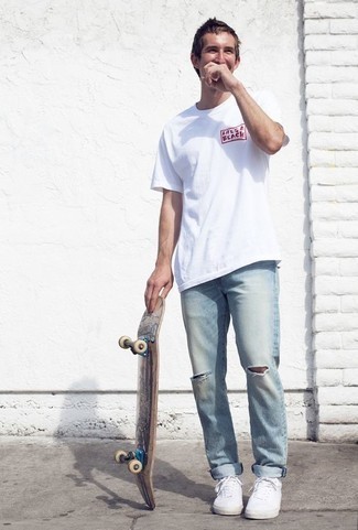 Как носить голубые рваные джинсы с белыми низкими кедами мужчине