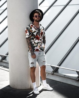 С чем носить голубые рваные шорты мужчине