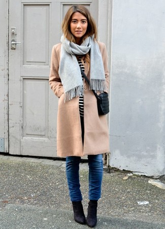 С чем носить голубой шарф женщине