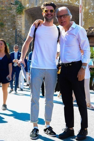 С чем носить голубые брюки чинос из жатого хлопка