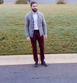 С чем носить голубой кардиган с отложным воротником мужчине