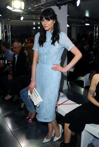 Какие туфли носить с голубым платьем-футляром