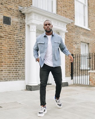 Как носить голубую куртку-рубашку с черными джинсами мужчине