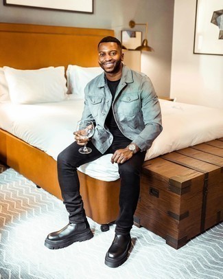 Как носить голубую куртку-рубашку с черными джинсами мужчине