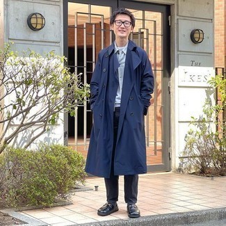 Какие джинсы носить с голубой курткой-рубашкой мужчине