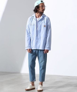 Какие джинсы носить с голубой курткой-рубашкой мужчине