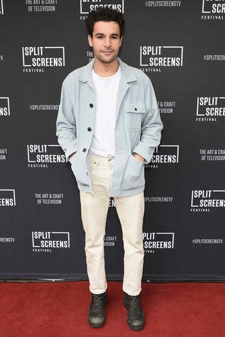 С чем носить голубую куртку-рубашку мужчине