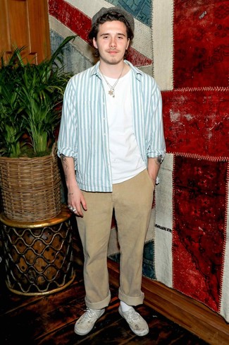 С чем носить голубую куртку-рубашку мужчине