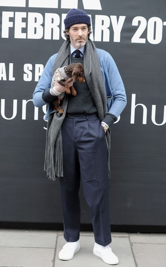 С чем носить голубую куртку-рубашку мужчине