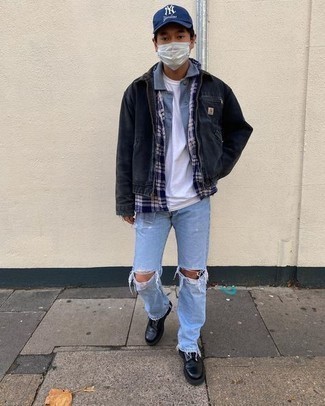 С чем носить голубую куртку-рубашку мужчине