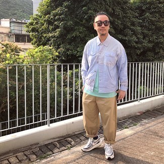 С чем носить голубую куртку-рубашку мужчине